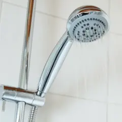 Ducha con buena presión de agua, demostrando como dar presión al agua sin bomba.