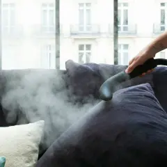Vaporizando sofás para una limpieza profunda de tapicerías. El vapor elimina manchas y desinfecta, dejando tus muebles como nuevos.