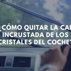 ¿Cómo quitar la cal incrustada de los cristales del coche? Imagen muestra el interior de un coche con limpiaparabrisas en acción.