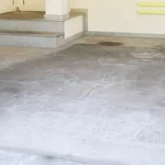 Suelo de granito muy sucio con marcas y manchas. Se muestra cómo limpiar suelo de granito muy sucio.