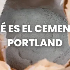 Bolsa abierta de cemento gris, con texto superpuesto: "QUÉ ES EL CEMENTO PORTLAND". Explora la diferencia entre cemento y cemento portland.