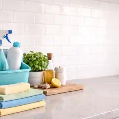 Todo listo para limpiar azulejos del baño: productos, esponjas y paños de microfibra.