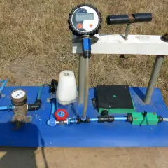 Dispositivo para medir la presión del agua con manómetros y válvulas.