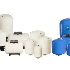 Variedad de grupos de presión de agua sin depósito, blancos y azules, de diferentes tamaños, listos para optimizar tu suministro.