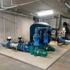Instalación de bombas y tuberías que ilustran como funciona un grupo de presión para mantener el caudal de agua.