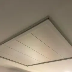 Techo desmontable blanco con lamas finas, ideal para baños. Una solución práctica entre los tipos de techos desmontables para baños.