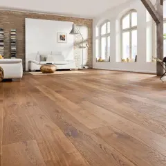 Suelo de madera rústica, ideal para reemplazar baldosas y dar calidez a tu hogar.
