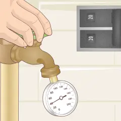 Mano girando la llave de paso con un manómetro y un interruptor de circuito regular presostato.
