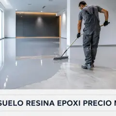 Profesional aplicando resina epoxi en un suelo moderno. Los trabajos con resina epoxica crean superficies brillantes y duraderas.