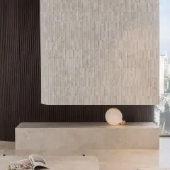 Detalles de cómo revestir una pared con azulejos de mármol y paneles oscuros, creando un diseño moderno.