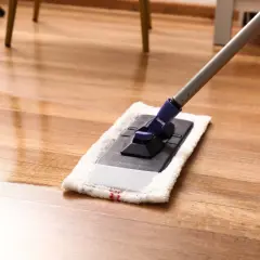 Un suelo de madera reluciente se limpia con una mopa. ¿Cada cuánto hay que fregar el suelo para mantenerlo así de impecable?