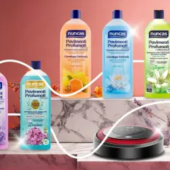 Bot aspirador junto a botellas de limpiador Nuncas para suelos con aromas de lavanda, cítricos, flor de loto y azahar. ¡La legia perfecta para un hogar impecable!