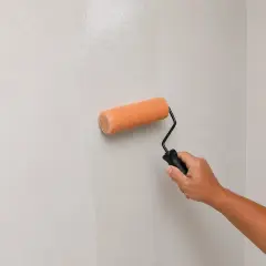 Aplicando microcemento sobre azulejos con rodillo. Transformando superficies con un acabado moderno y liso.