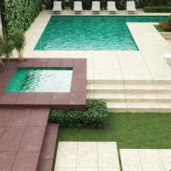 Modern patio with pools and lounge chairs. Ideal para poner suelo exterior sobre cemento, creando un oasis de relajación.