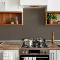 Cocina moderna con pared mitad azulejo gris y mitad estante de madera. Ollas en la estufa, grifo y plantas decorativas.