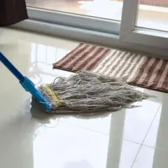 Mopa limpiando un suelo de gres para recuperar su brillo.