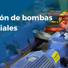 Selección de bombas industriales. Un técnico revisa un grupo de bombeo con tuberías rojas y azules.