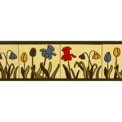 Una cenefa que es un borde decorativo con flores de estilo rústico en tonos morado, azul, amarillo y rojo, sobre un fondo crema.