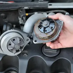 Comparación de una bomba de agua nueva y una vieja, mostrando problemas comunes de desgaste.