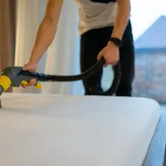 Me han llamado para limpiar el colchón. Un profesional usa una aspiradora especial para eliminar manchas y suciedad, dejando la cama impecable.