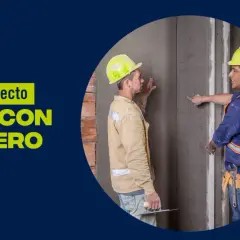 Dos albañiles trabajan en una pared, aplicando mortero. El texto indica que la base de tu proyecto empieza con el mortero.