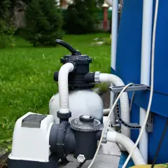 Sistema de filtración de piscina con bomba y filtro. Si la bomba de agua no funciona, la piscina se enturbia.
