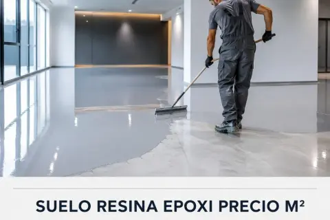 Profesional aplicando resina epoxi en un suelo moderno. Los trabajos con resina epoxica crean superficies brillantes y duraderas.