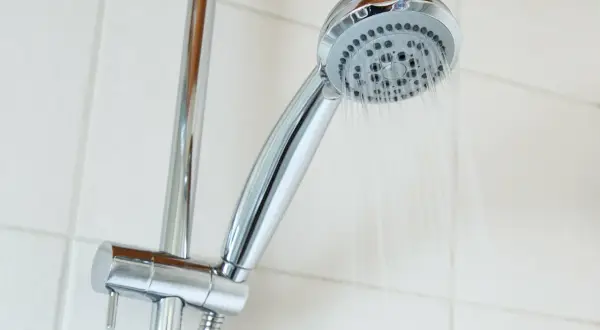 Ducha con buena presión de agua, demostrando como dar presión al agua sin bomba.