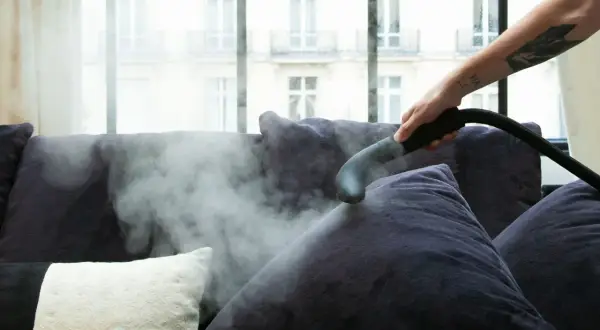 Vaporizando sofás para una limpieza profunda de tapicerías. El vapor elimina manchas y desinfecta, dejando tus muebles como nuevos.