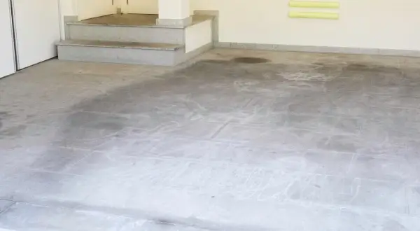 Suelo de granito muy sucio con marcas y manchas. Se muestra cómo limpiar suelo de granito muy sucio.