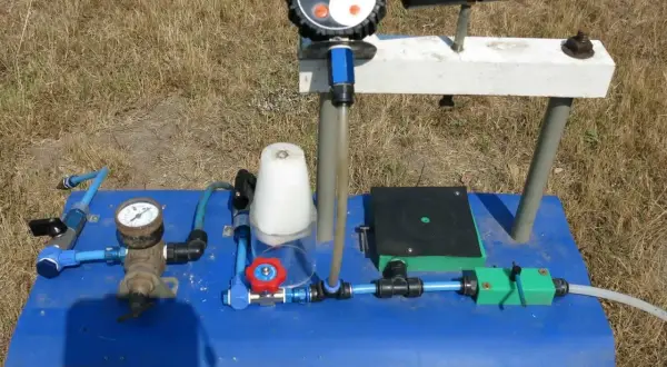 Dispositivo para medir la presión del agua con manómetros y válvulas.