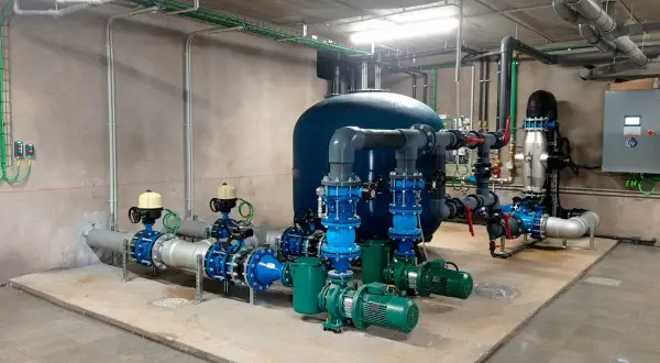 Instalación de bombas y tuberías que ilustran como funciona un grupo de presión para mantener el caudal de agua.
