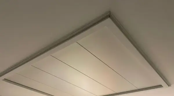 Techo desmontable blanco con lamas finas, ideal para baños. Una solución práctica entre los tipos de techos desmontables para baños.