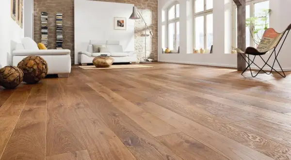 Suelo de madera rústica, ideal para reemplazar baldosas y dar calidez a tu hogar.