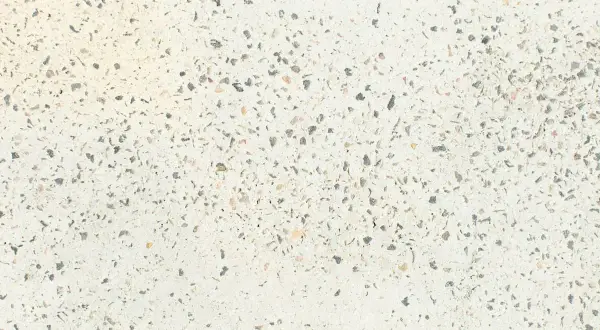 Suelo de terrazo con incrustaciones de piedra gris y beige. ¿Cuánto cuesta pulir un suelo de terrazo?
