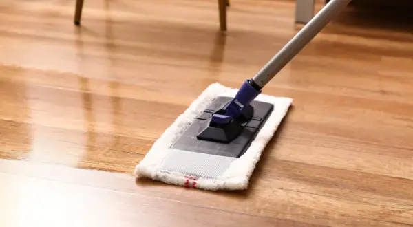 Un suelo de madera reluciente se limpia con una mopa. ¿Cada cuánto hay que fregar el suelo para mantenerlo así de impecable?