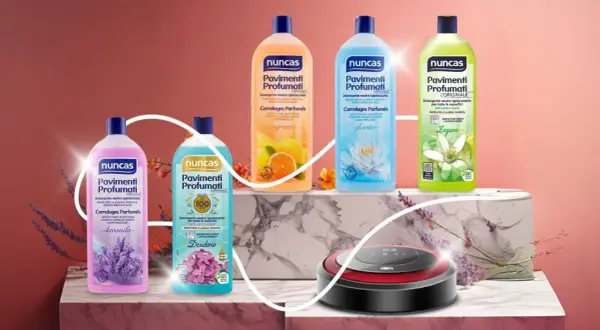Bot aspirador junto a botellas de limpiador Nuncas para suelos con aromas de lavanda, cítricos, flor de loto y azahar. ¡La legia perfecta para un hogar impecable!