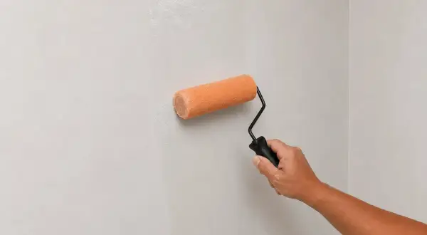 Aplicando microcemento sobre azulejos con rodillo. Transformando superficies con un acabado moderno y liso.