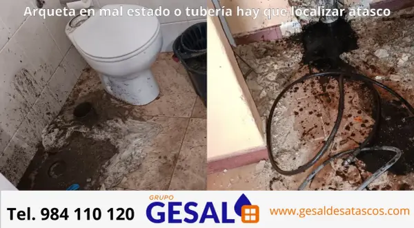 Baño inundado por atasco en la arqueta comunitaria. Se observa suciedad y una tubería de desatasco.