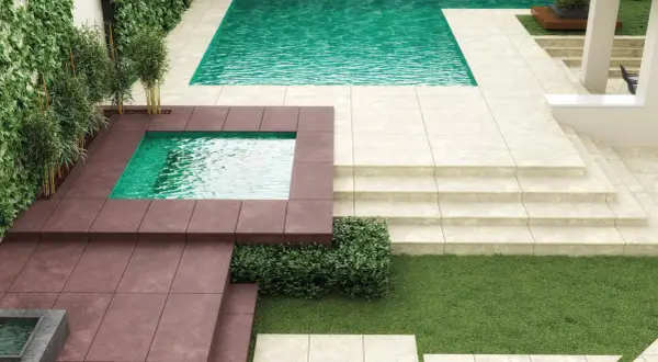 Modern patio with pools and lounge chairs. Ideal para poner suelo exterior sobre cemento, creando un oasis de relajación.