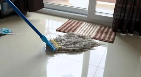 Mopa limpiando un suelo de gres para recuperar su brillo.