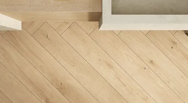 Instalación de porcelanato de 120x20 en espiga, creando un patrón elegante y moderno en el suelo.