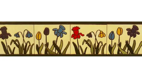 Una cenefa que es un borde decorativo con flores de estilo rústico en tonos morado, azul, amarillo y rojo, sobre un fondo crema.