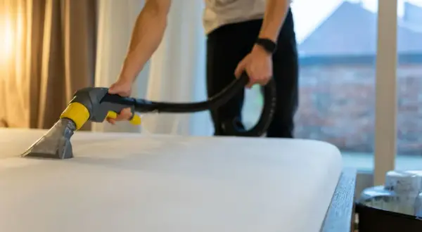 Me han llamado para limpiar el colchón. Un profesional usa una aspiradora especial para eliminar manchas y suciedad, dejando la cama impecable.