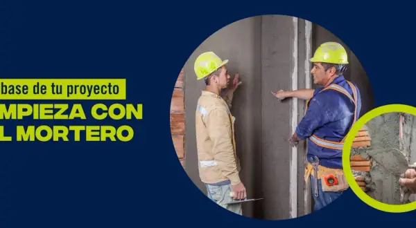 Dos albañiles trabajan en una pared, aplicando mortero. El texto indica que la base de tu proyecto empieza con el mortero.