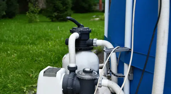 Sistema de filtración de piscina con bomba y filtro. Si la bomba de agua no funciona, la piscina se enturbia.