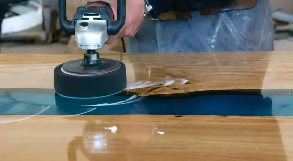 Proceso de como pulir resina epoxi en una mesa de madera, usando una pulidora para un acabado brillante.