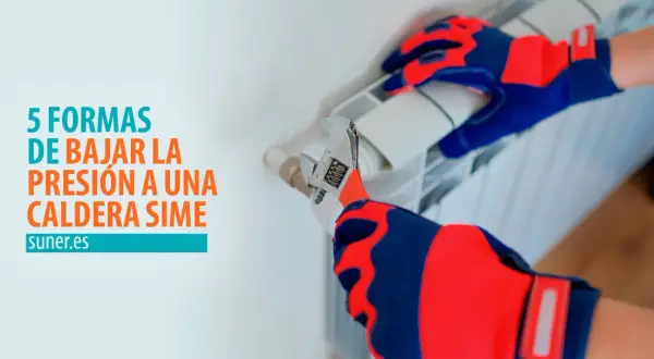 Manos con guantes ajustando una llave inglesa en un radiador, para solucionar la presión de la caldera alta.