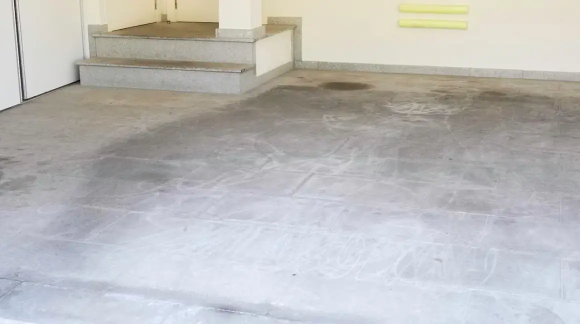 Suelo de granito muy sucio con marcas y manchas. Se muestra cómo limpiar suelo de granito muy sucio.