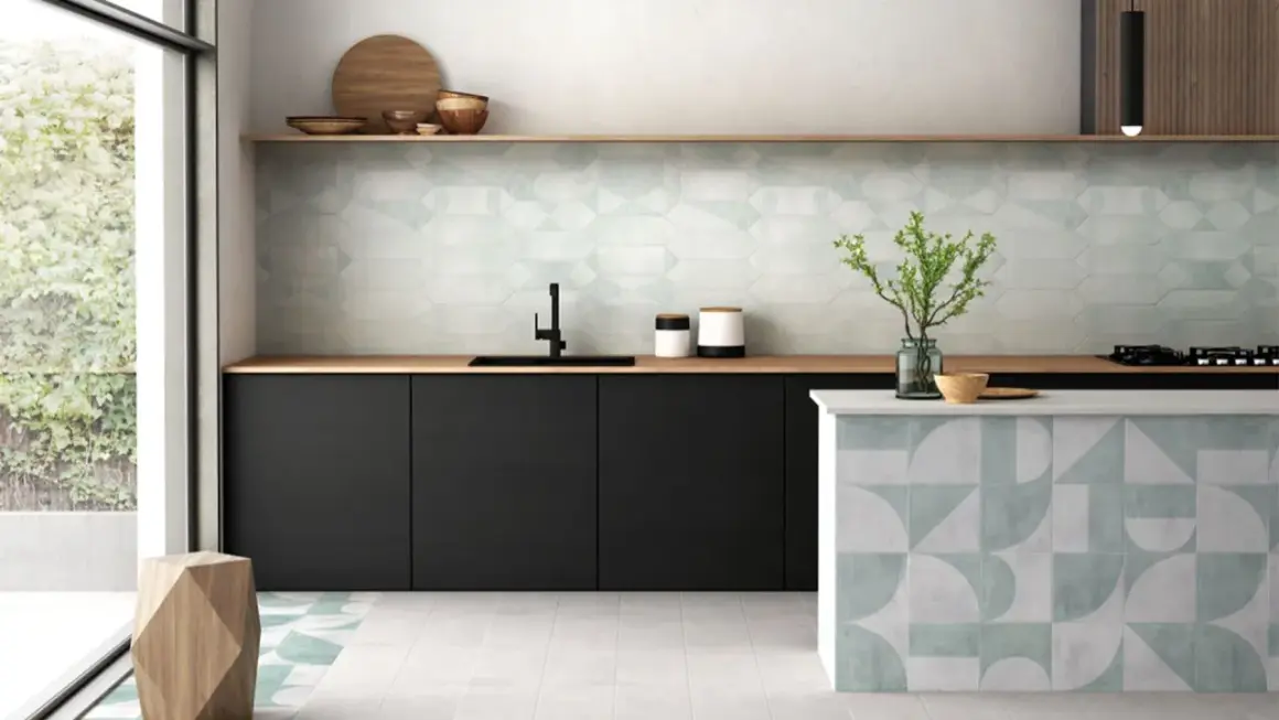 Cocina moderna con elegantes mosaicos de azulejos en paredes y barra. Tonos verdes y grises crean un ambiente fresco y sofisticado.